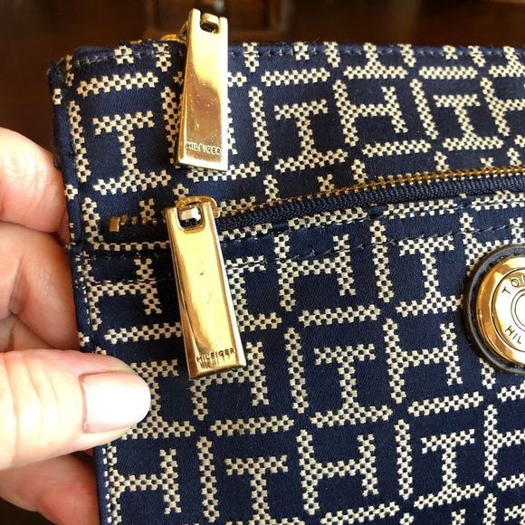 TOMMY HILFIGER - Signature Canvas Wristlet in Navy & White. SO CUTE & NWOT! - Picture 11 of 15